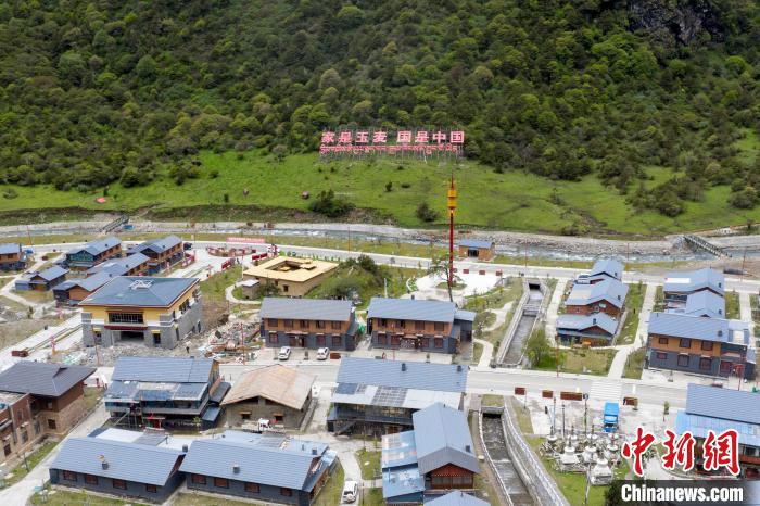 “家是玉麥 國(guó)是中國(guó)”的大字豎立在玉麥鄉(xiāng)旁的山腳上。　楊華峰 攝