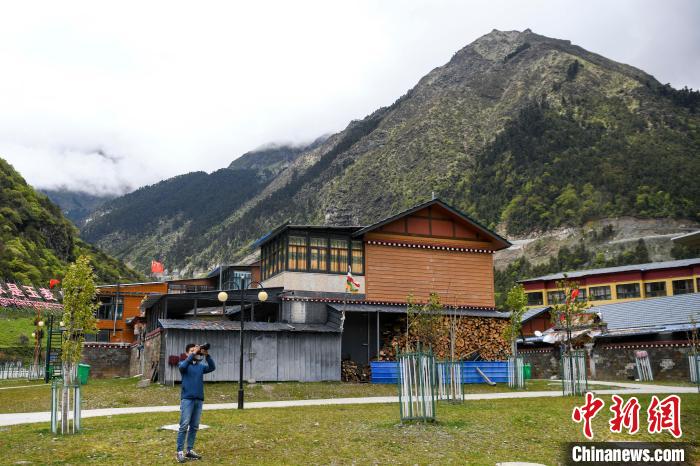 一位攝影愛(ài)好者在玉麥鄉(xiāng)拍攝?！钊A峰 攝