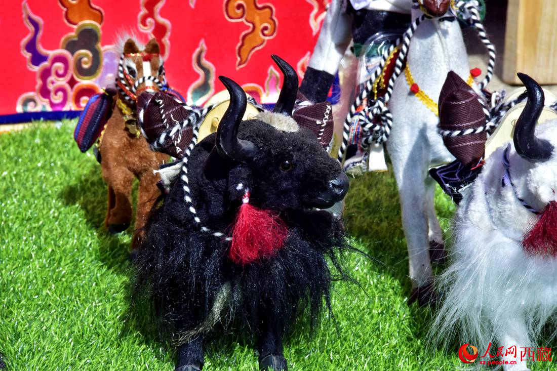 農(nóng)牧民制作的旅游紀(jì)念品。人民網(wǎng) 李海霞攝