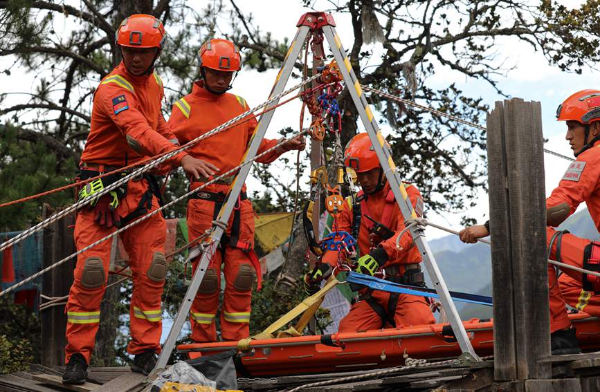 三腳架設(shè)置錨點。西繞拉翁攝
