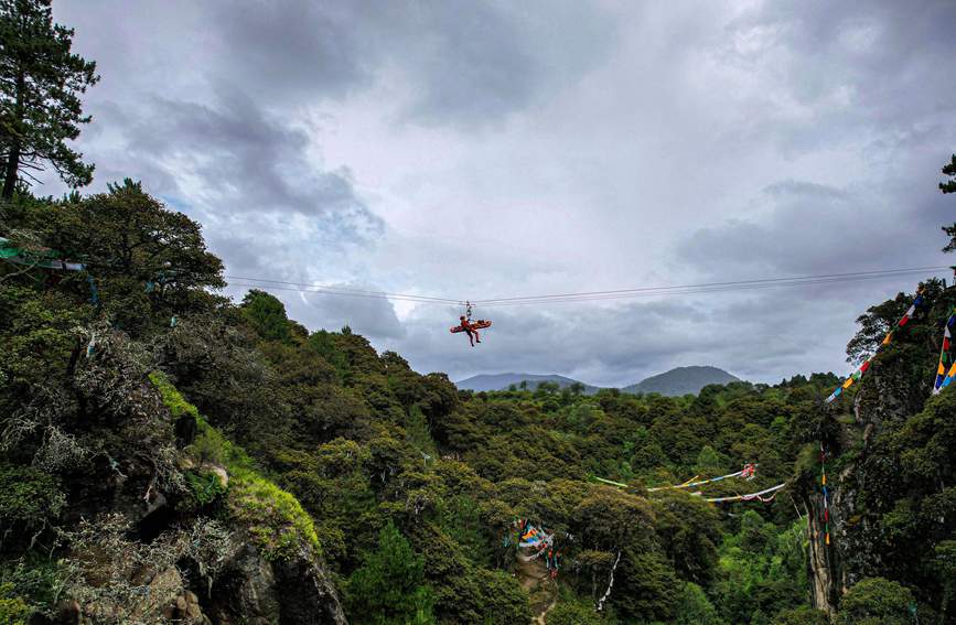 救援實戰(zhàn)訓(xùn)練中，消防員在云中漫步。西繞拉翁攝