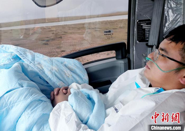 從咸陽(yáng)開(kāi)始到拉薩，閆光宇和朋友吃住均不離車(chē)?！∴嵟?攝