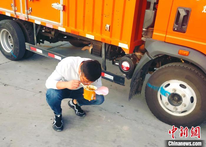 由于沿路疫情原因，閆光宇和朋友只能在服務(wù)區(qū)簡(jiǎn)餐。　鄭朋 攝