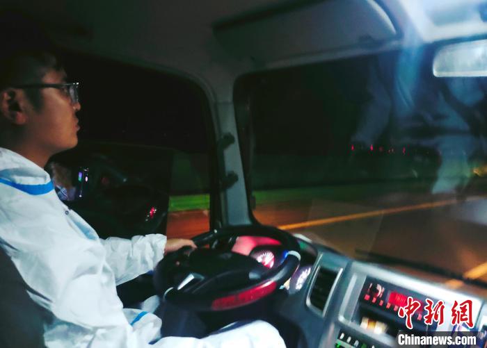 星夜疾馳，只為讓防疫物資早日抵達(dá)西藏?！∴嵟?攝