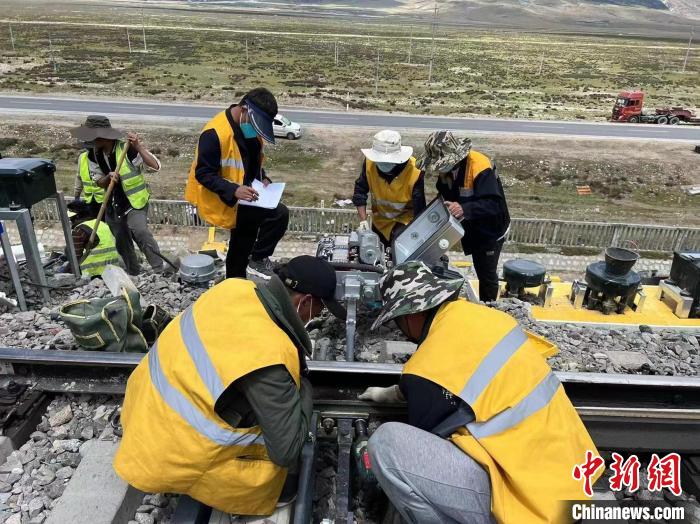圖為青藏鐵路基礎(chǔ)設(shè)施“升級(jí)換代”施工現(xiàn)場(chǎng)?！‖F(xiàn)場(chǎng)作業(yè)人員供圖