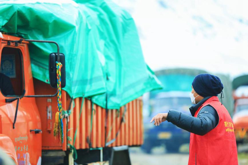 “紅馬甲”幫牧民順利轉(zhuǎn)場。洛克攝