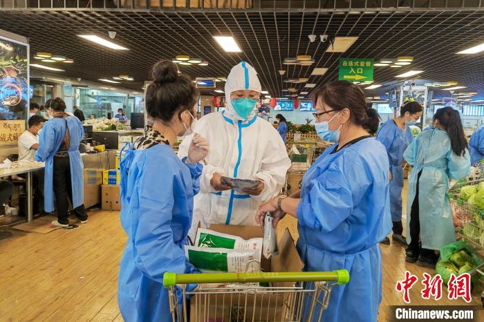 圖為疫情期間，西藏格拉丹東超市調(diào)配物資，保障市場(chǎng)供應(yīng)。　受訪者供圖