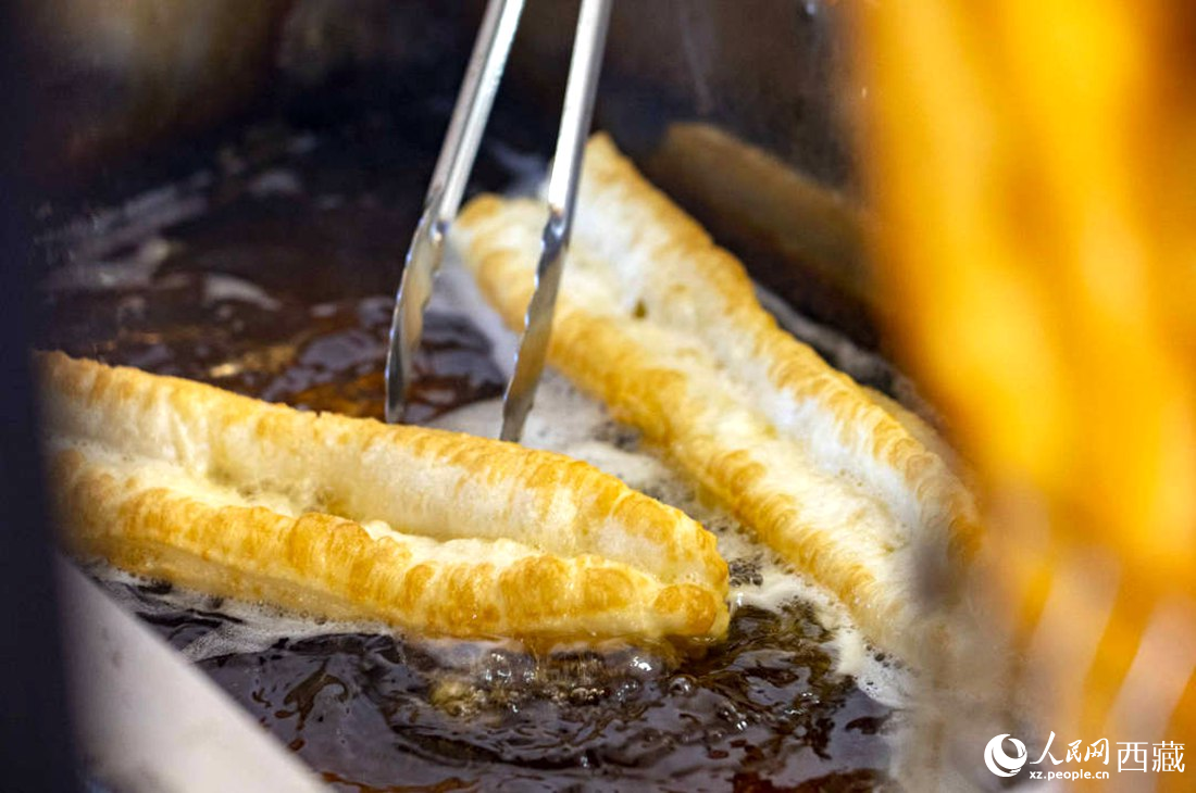 熱氣騰騰的油條。人民網(wǎng) 次仁羅布攝