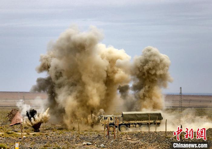 圖為模擬運輸分隊通過炮火路段?！?王先鋒 攝