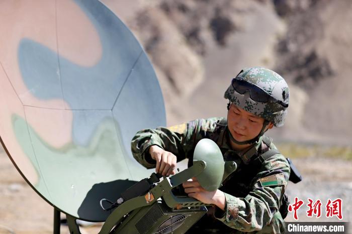 圖為官兵進行衛(wèi)星通訊架設。　 鄒寧寧 攝