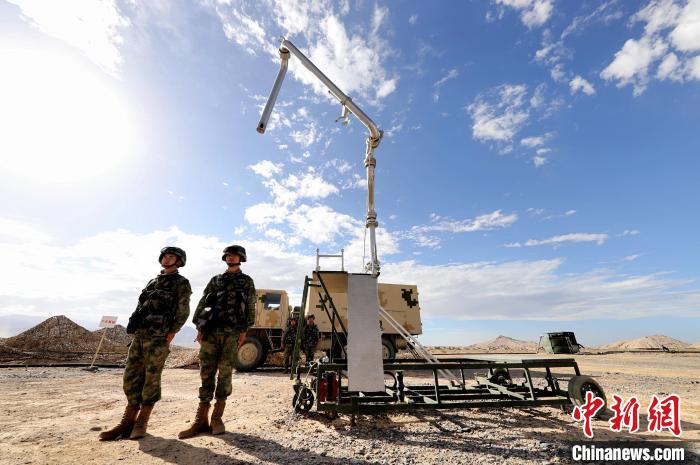 圖為野戰(zhàn)油庫開設?！?唐 堯 攝