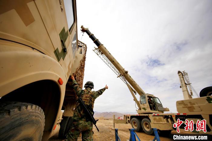 圖為野戰(zhàn)車輛搶修環(huán)節(jié)?！?祁漢智 攝