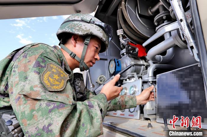 圖為群車加油科目演練現(xiàn)場?！?王先鋒 攝