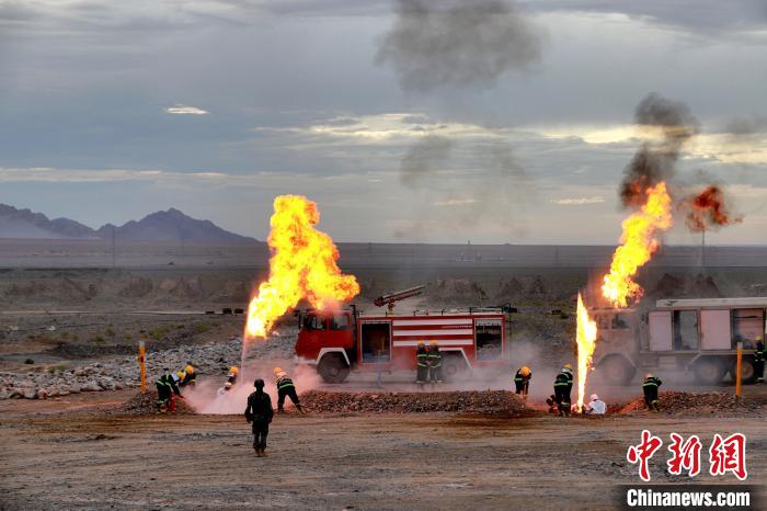 圖為野戰(zhàn)管線搶修。　 鄒寧寧 攝