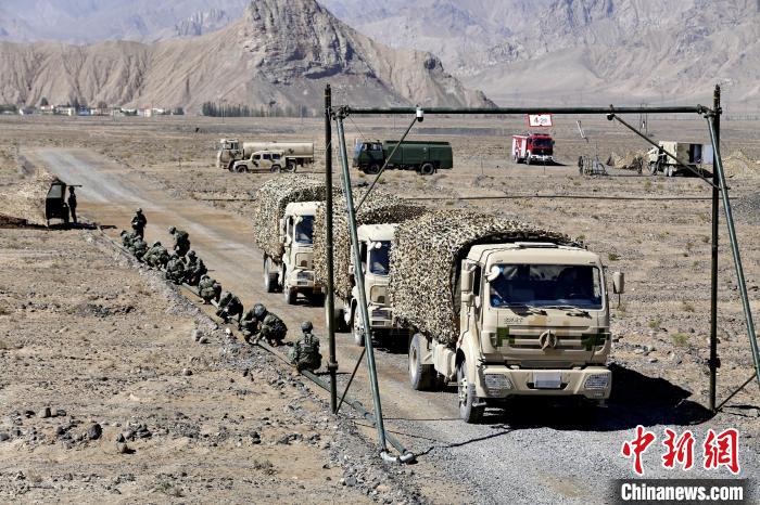 圖為野戰(zhàn)管線鋪設?！〕套颖?攝