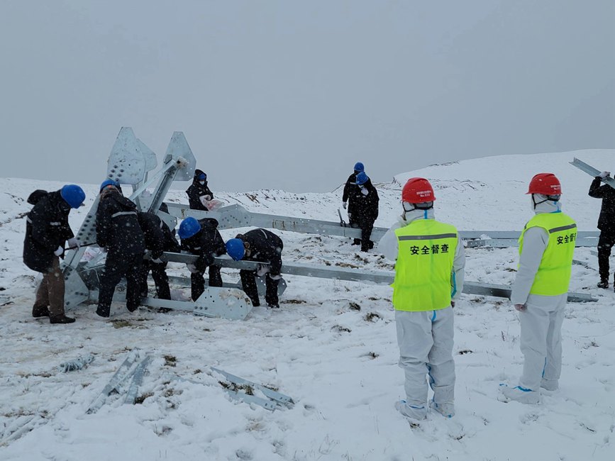 9月13日，電力施工人員正在對改造工器具進行清點和組裝。秦鐘攝