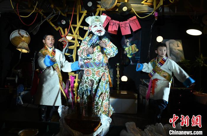 圖為由少兒表演的藏戲在公開場合演出。資料圖 趙朗 攝