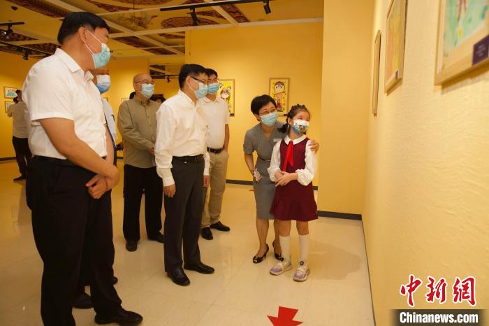 圖為與會(huì)嘉賓與入選畫(huà)作的“小作者”們一同觀展?！≈袊?guó)藏學(xué)研究中心供圖