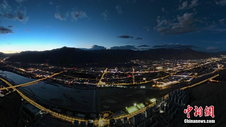 資料圖為2020年6月10日，拉薩城市入夜，燈光點亮高原古城夜色。（無人機畫面） <a target='_blank' href='/'><p  align=