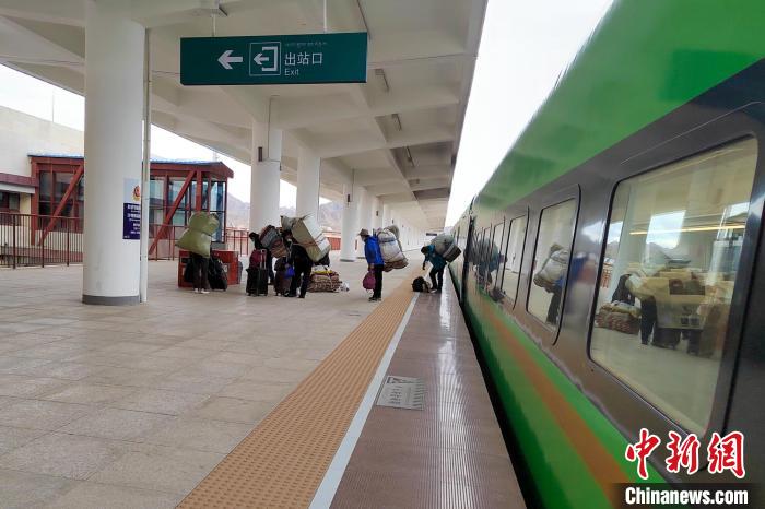 乘客乘復(fù)工專列抵達(dá)日喀則?！±_車務(wù)段 供圖