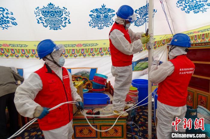 圖為西藏類烏齊縣供電部門為臨時隔離點50頂帳篷進行用電接入?！÷逅傻侵?攝