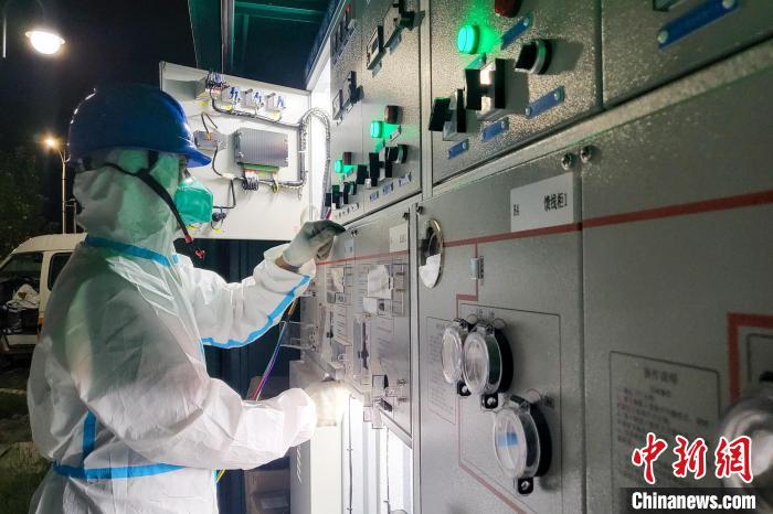 西藏電力部門順利完成方艙醫(yī)院供電設備安全可靠接入?！⊥醮箫w 攝