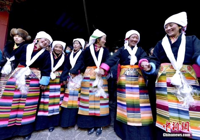 資料圖為2014年12月6日，拉薩民眾歡度“仙女節(jié)”。 <a target='_blank' href='/'><p  align=