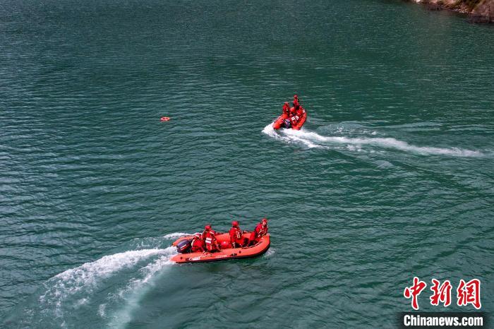 消防員操作舟艇進(jìn)行s型繞標(biāo)?！『罱?攝