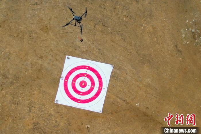 圖為消防員利用無人機(jī)空投滅火彈。　楊永龍 攝