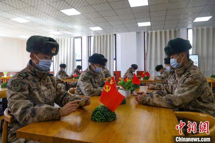 圖為阿里軍分區(qū)某邊防團(tuán)組織官兵通過手機(jī)收聽收看二十大開幕盛況?！詵|供圖