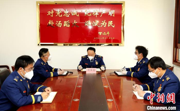 圖為西藏森林消防總隊(duì)在二十大開幕會結(jié)束后組織學(xué)習(xí)討論。　西藏森林消防總隊(duì)供圖