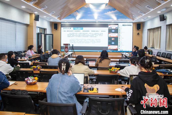 圖為論壇會(huì)議現(xiàn)場(chǎng)?！⊥瑬|放 攝