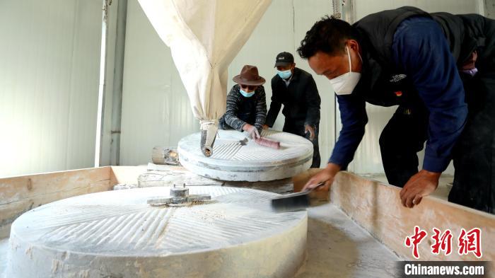 圖為合作社負責人完成糌粑加工后清掃水磨設施。　嘉黎縣融媒體中心供圖