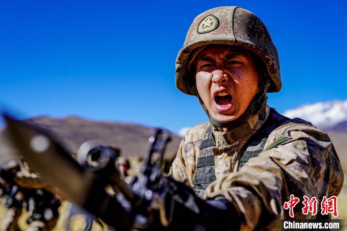 官兵正在進(jìn)行刺殺操訓(xùn)練?！∥鞑厣侥宪姺謪^(qū)某團(tuán)供圖