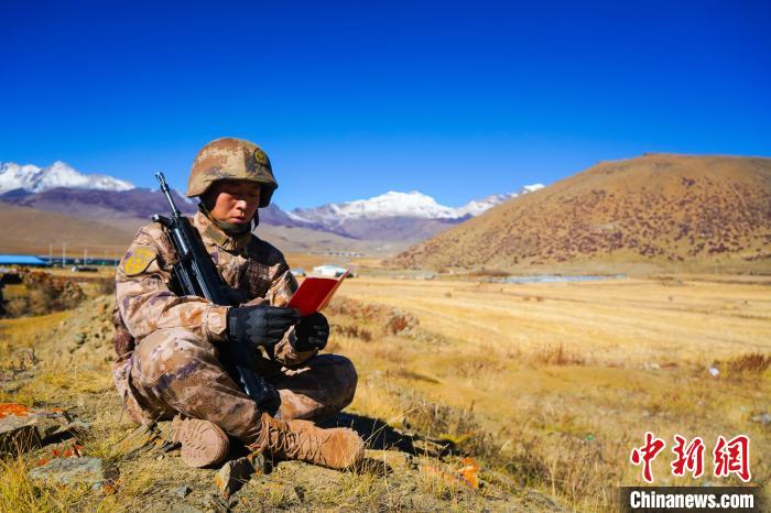 戰(zhàn)士正在品讀該團(tuán)制作下發(fā)的二十大報告內(nèi)容匯編“口袋書” ?！∥鞑厣侥宪姺謪^(qū)某團(tuán)供圖