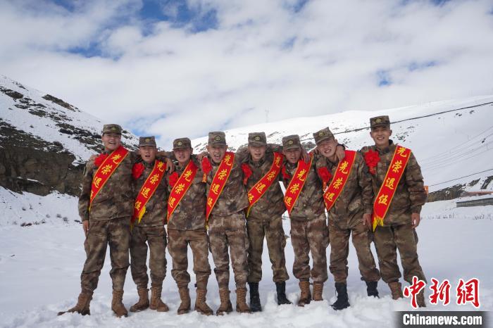 退伍老兵合照留念。　西藏山南軍分區(qū)某團(tuán)供圖