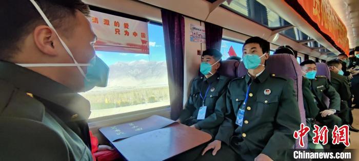退伍老兵乘坐在退伍專列。　西藏山南軍分區(qū)某團(tuán)供圖
