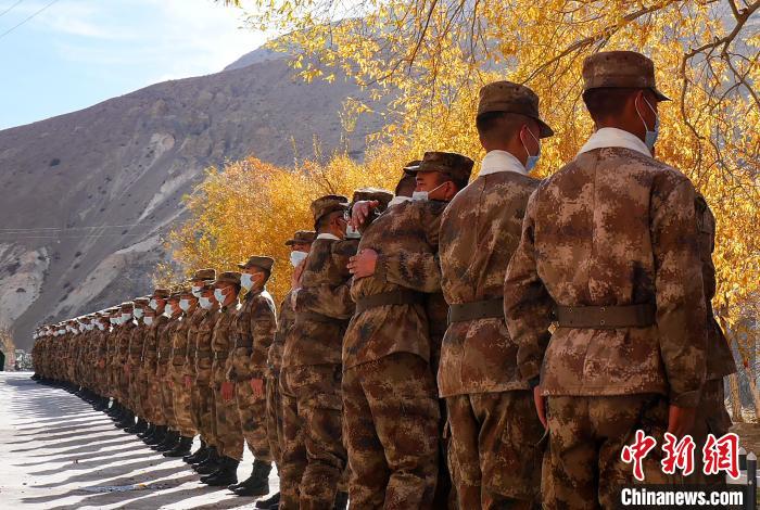 圖為什布奇邊防連退伍老兵與戰(zhàn)友相擁而泣，依依惜別。　徐昌成 攝