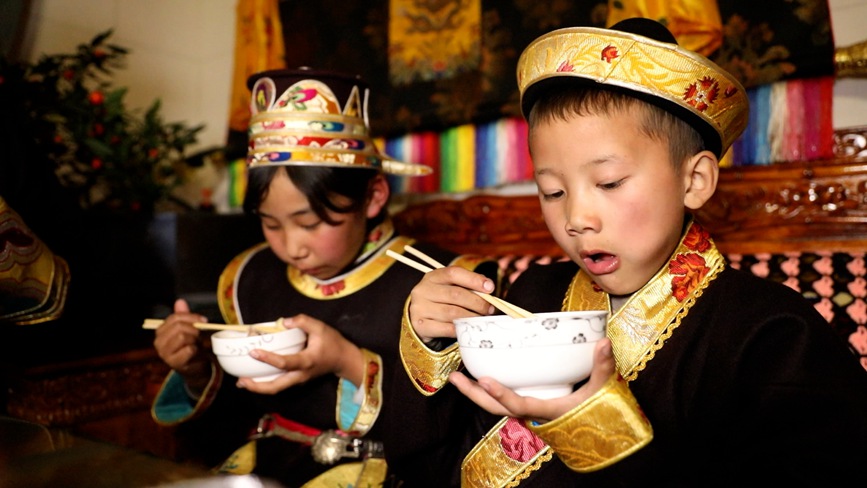 吃“古突”。