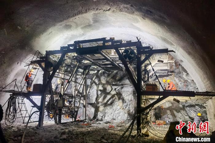 資料圖為隧道施工掘進(jìn)過(guò)程中。　西藏自治區(qū)交通運(yùn)輸廳 供圖