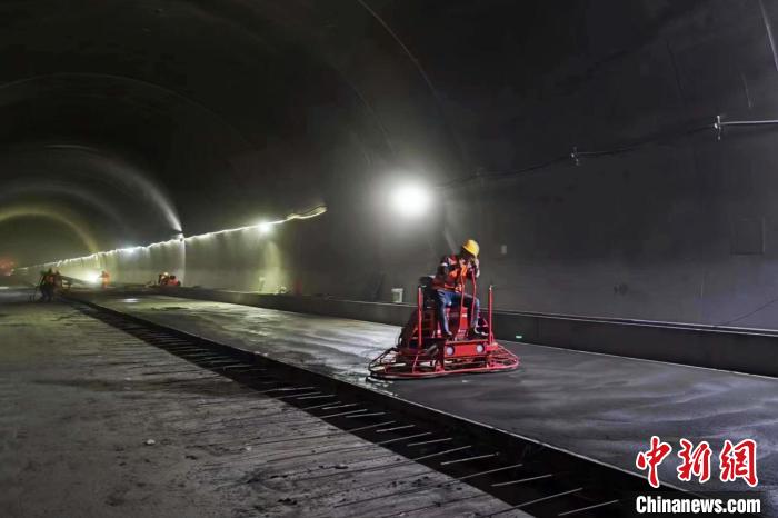 圖為隧道施工現(xiàn)場(chǎng)?！∥鞑刈灾螀^(qū)交通運(yùn)輸廳 供圖