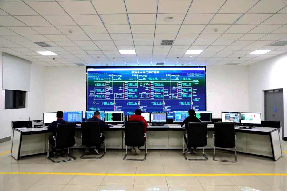 對大壩填筑碾壓進行實時全過程監(jiān)控。吳雛音 攝