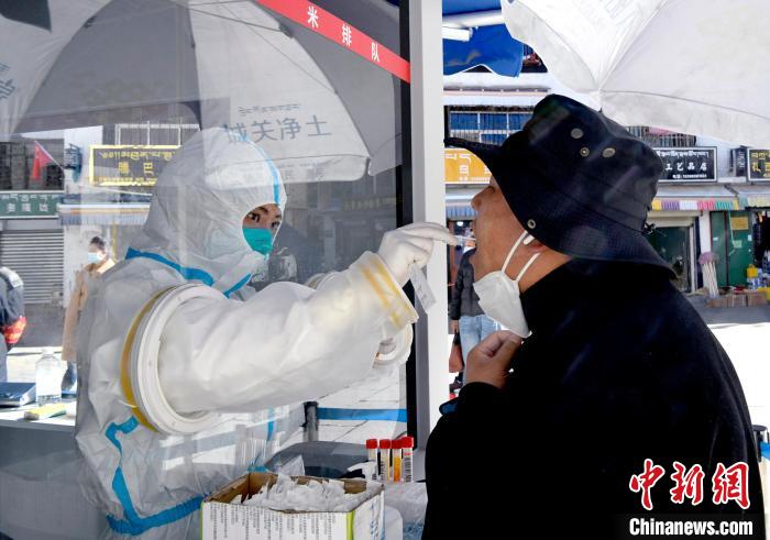 12月7日，拉薩市民正在進(jìn)行核酸檢測?！±盍?攝