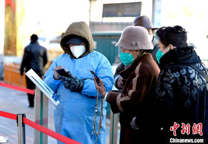 12月7日，拉薩市民掃碼進(jìn)入銀行辦理業(yè)務(wù)?！±盍?攝