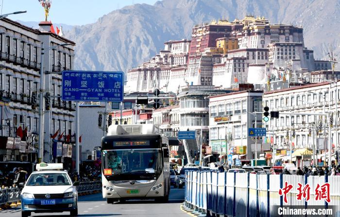 12月7日，一輛公交車從拉薩市城關(guān)區(qū)北京東路駛過。　李林 攝