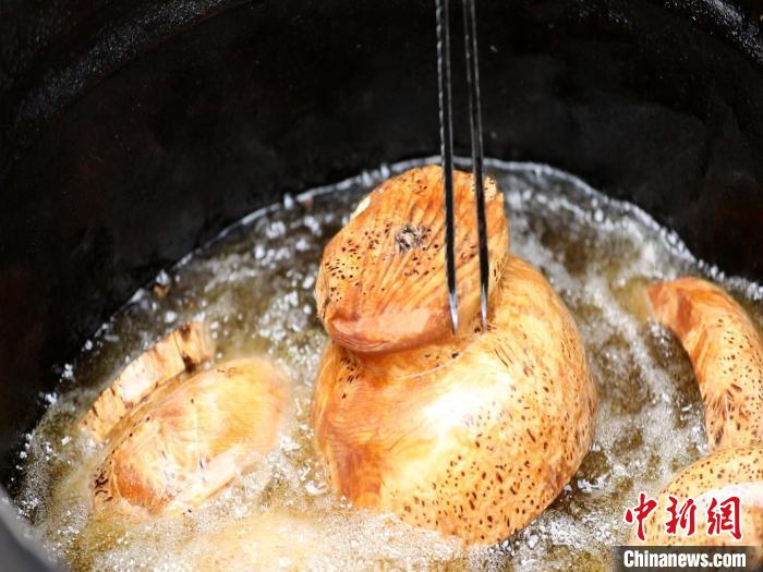 圖為已成型的木碗?！?鄧海平 攝