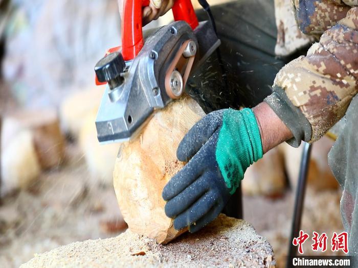 圖為手工藝人正在制作木碗?！〉录?　攝