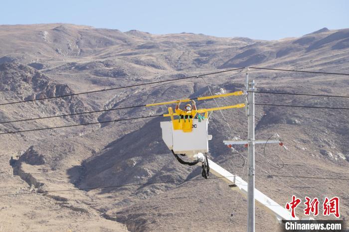 圖為11月9日，國網(wǎng)山南供電公司工作人員進(jìn)行搭火工作?！「裆?攝