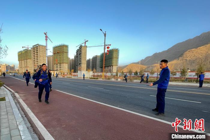 負(fù)重5公里體能訓(xùn)練?！∥鞑厣窒揽傟?duì)特勤大隊(duì) 供圖