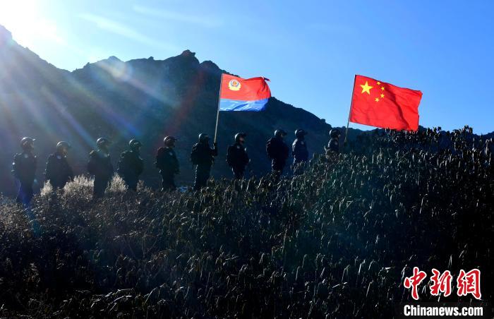 1月6日，移民警察正在乃堆拉巡邏。　李林 攝